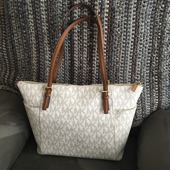 Authentic white jet set Micheal Kors handbag - Picture 2 of 3